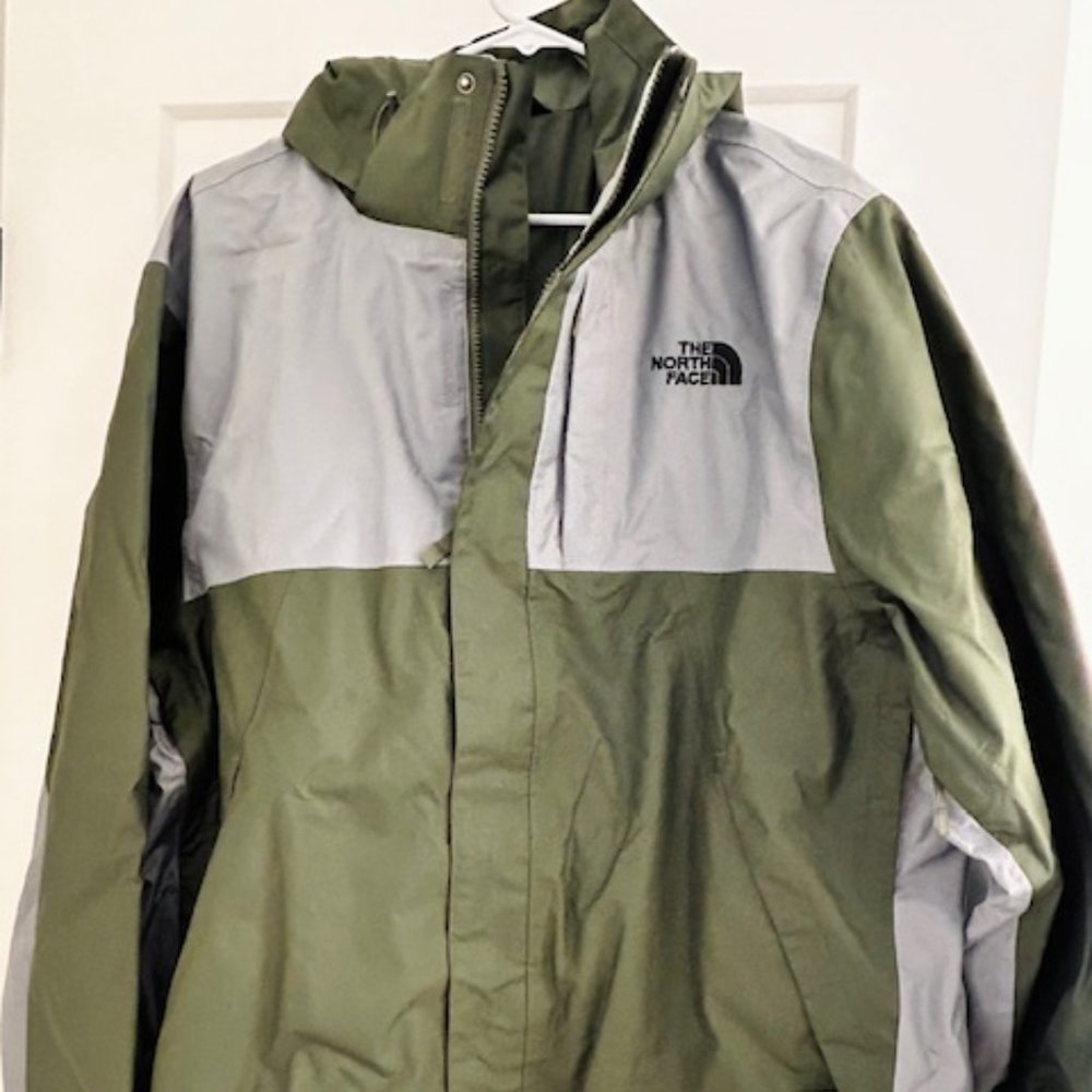 NORTH FACE WATER RESILIENT LARGE LOOKS NEW